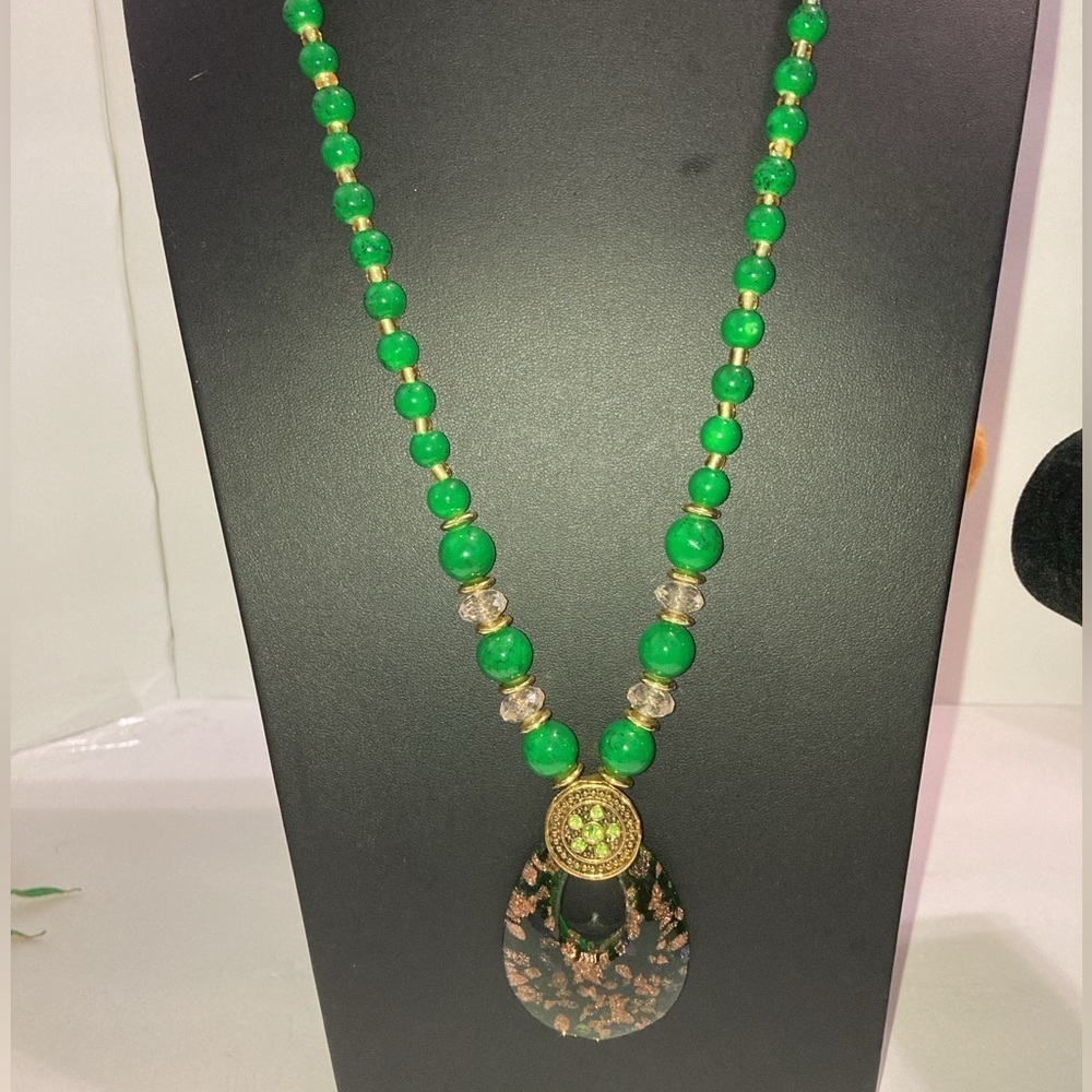 Emerald green and and gold necklace. Vintage.​​